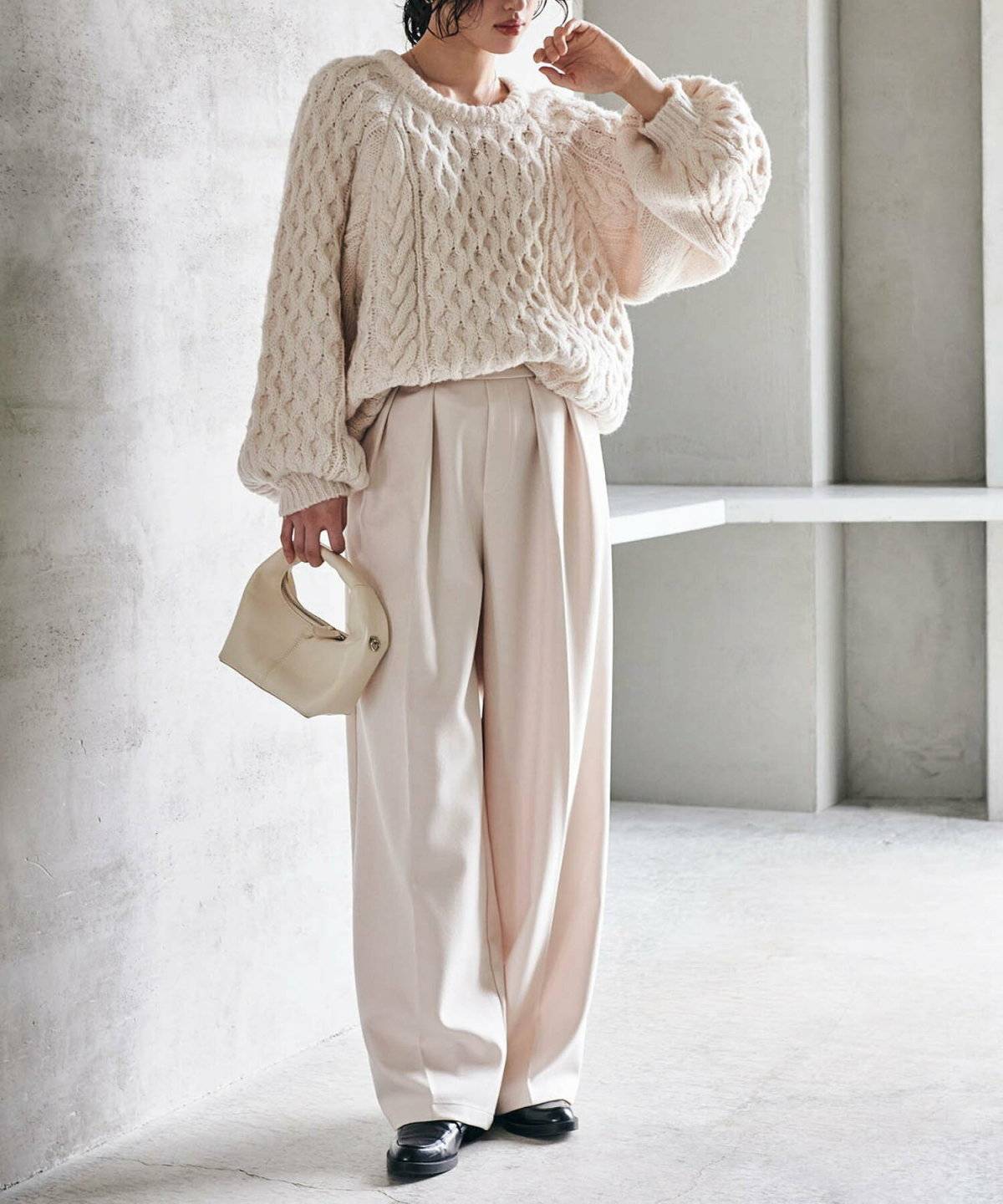 パンツコーデの女性