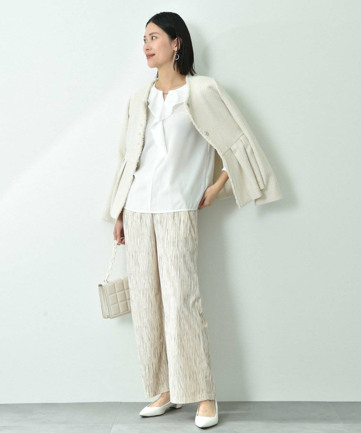 パンツコーデの女性