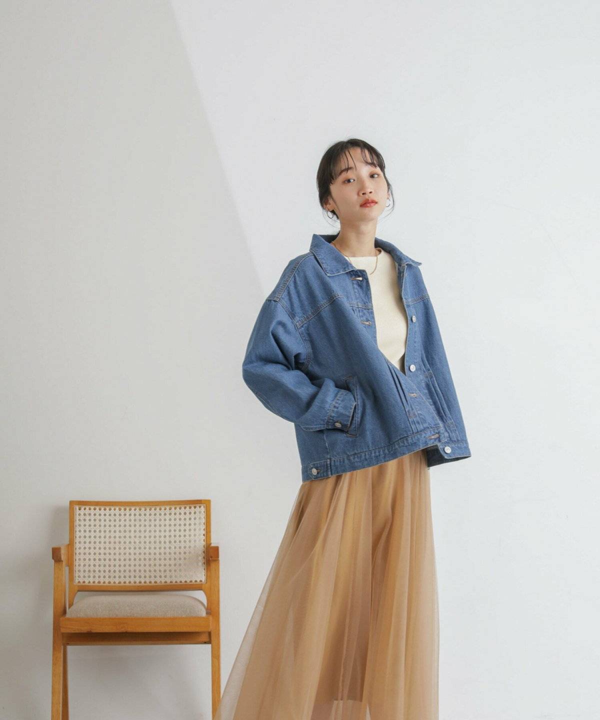 ラベンダーカラーのパンプスを履いた女性