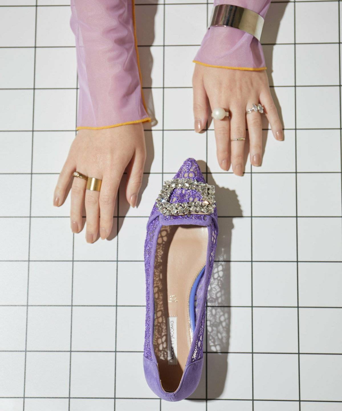 ラベンダーカラーのパンプスを履いた女性