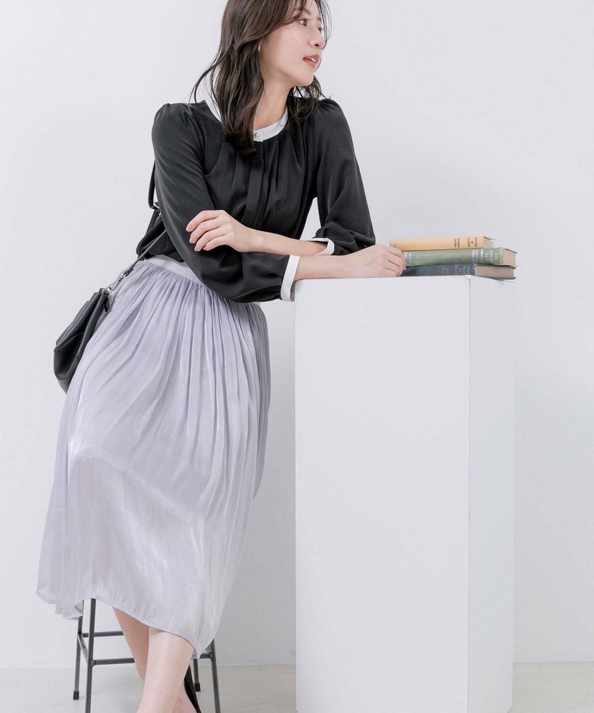 ラベンダーカラーのパンプスを履いた女性