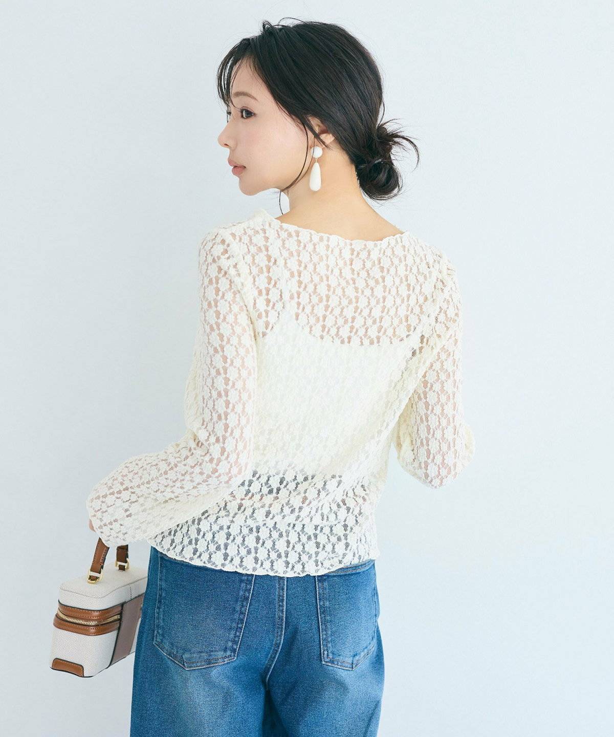 ラベンダーカラーのパンプスを履いた女性