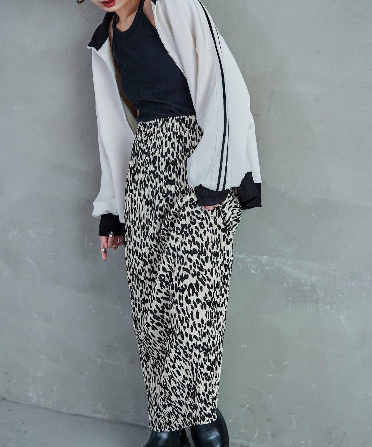 スカートコーデの女性