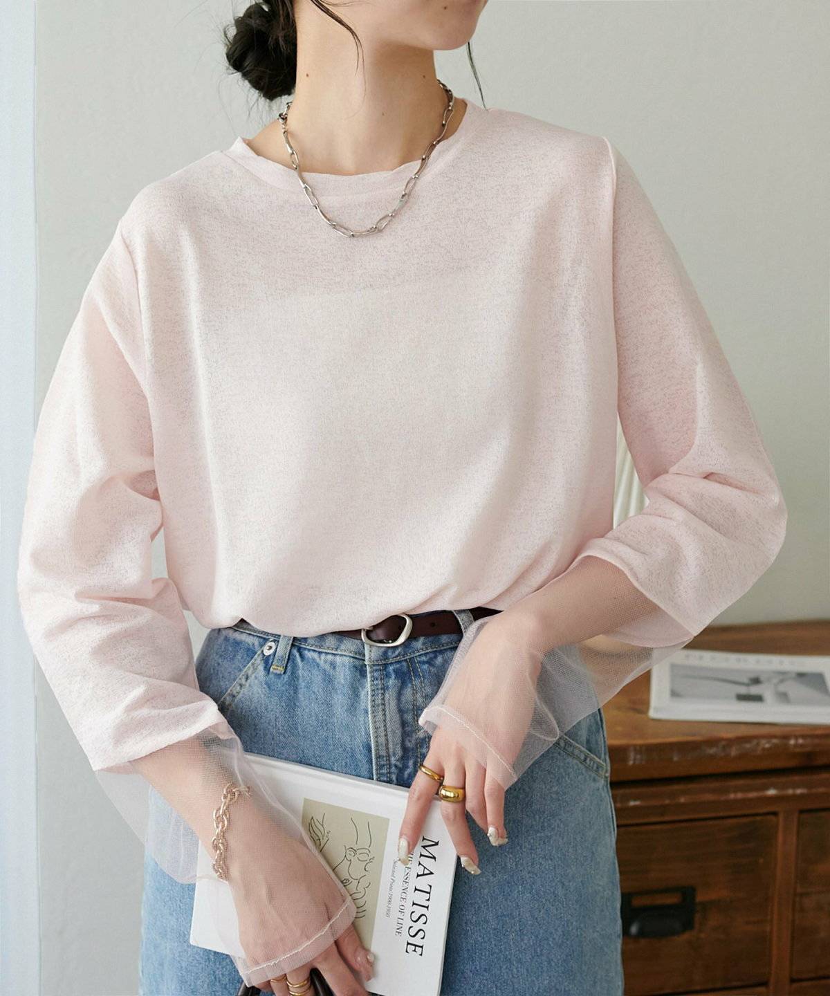 ラベンダーカラーのパンプスを履いた女性