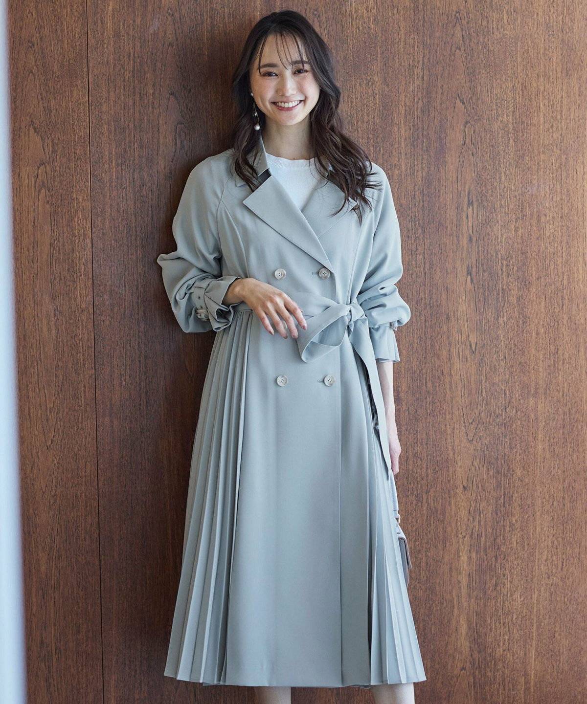 ラベンダーカラーのパンプスを履いた女性