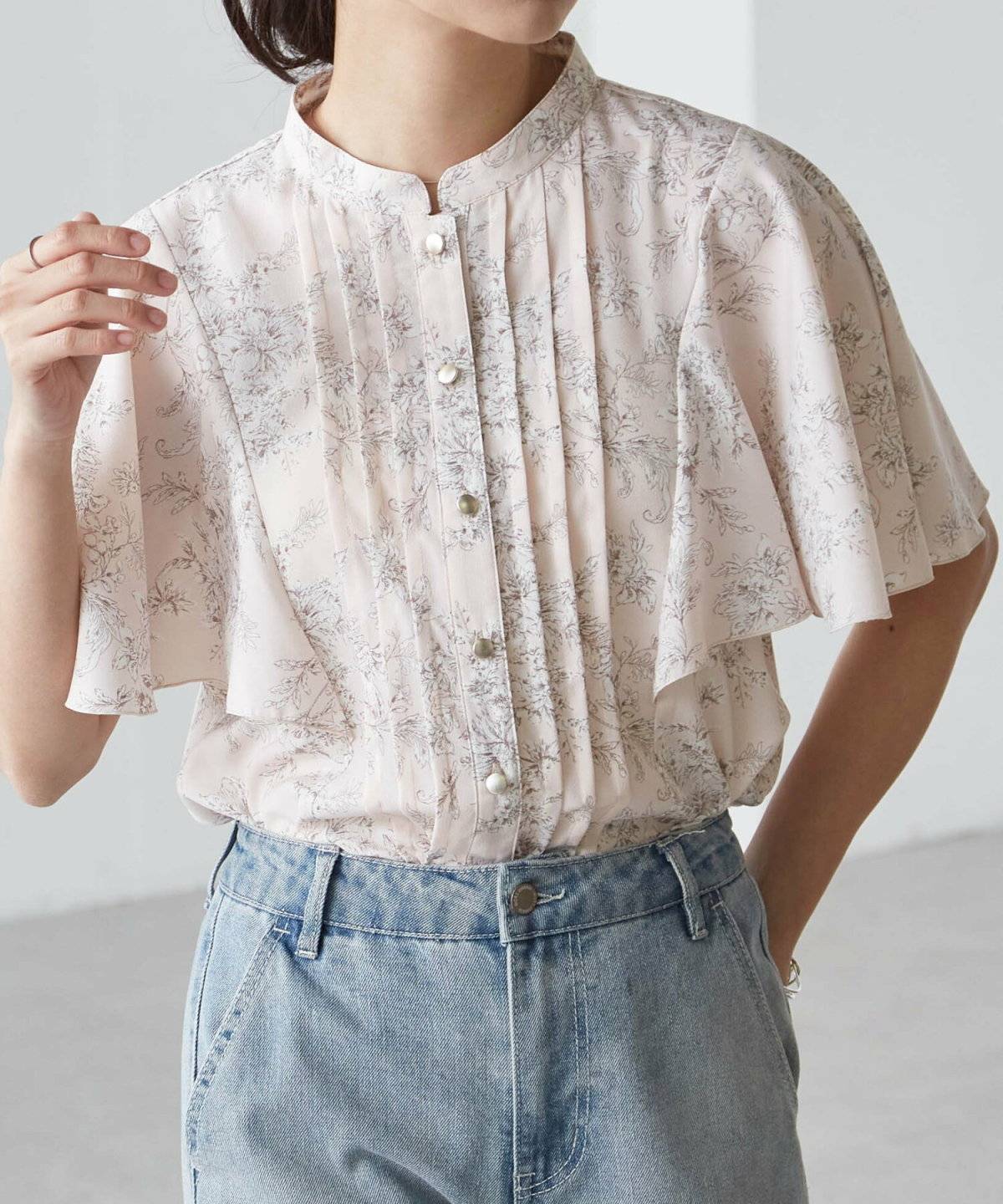 ラベンダーカラーのパンプスを履いた女性