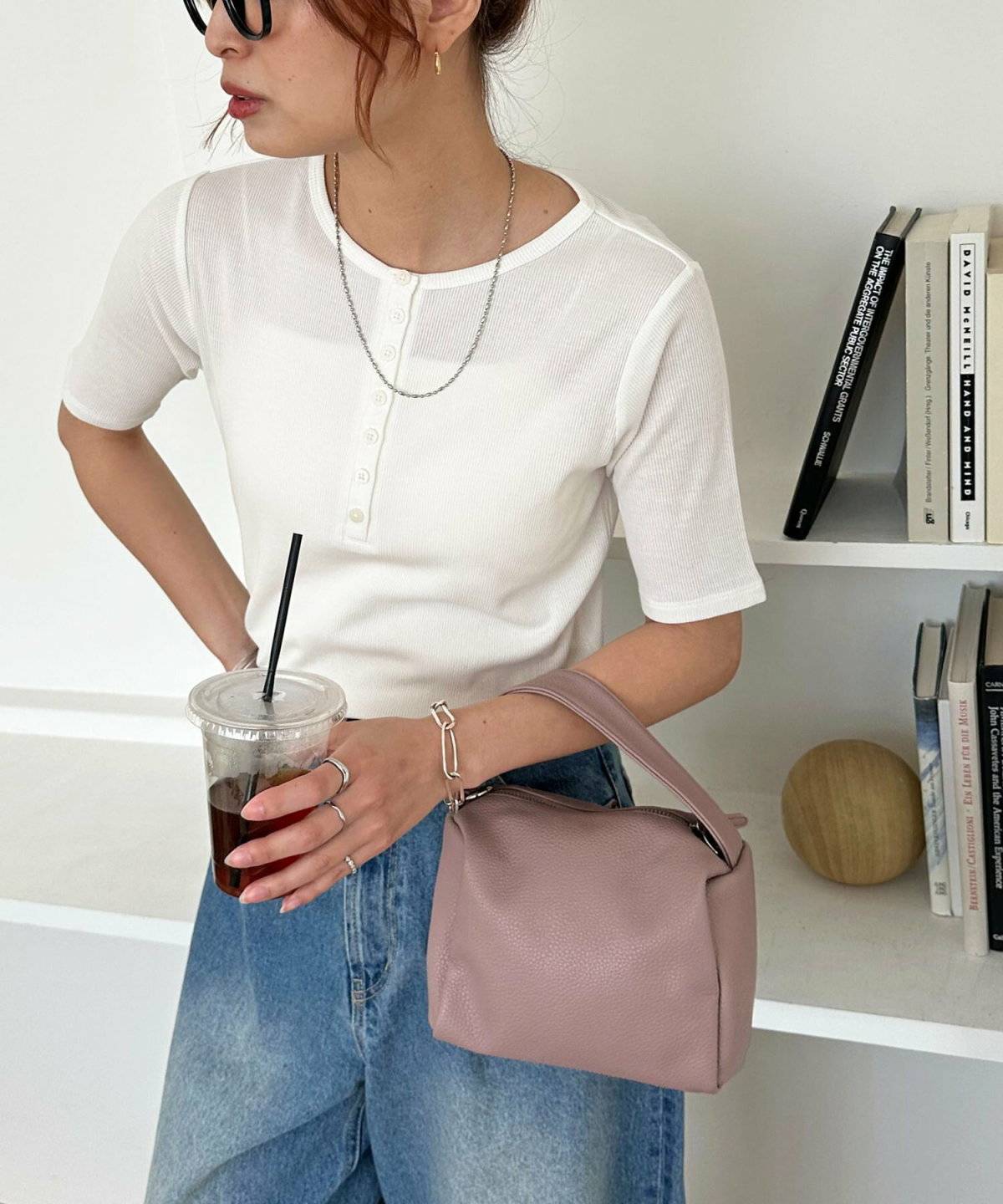 ラベンダーカラーのパンプスを履いた女性