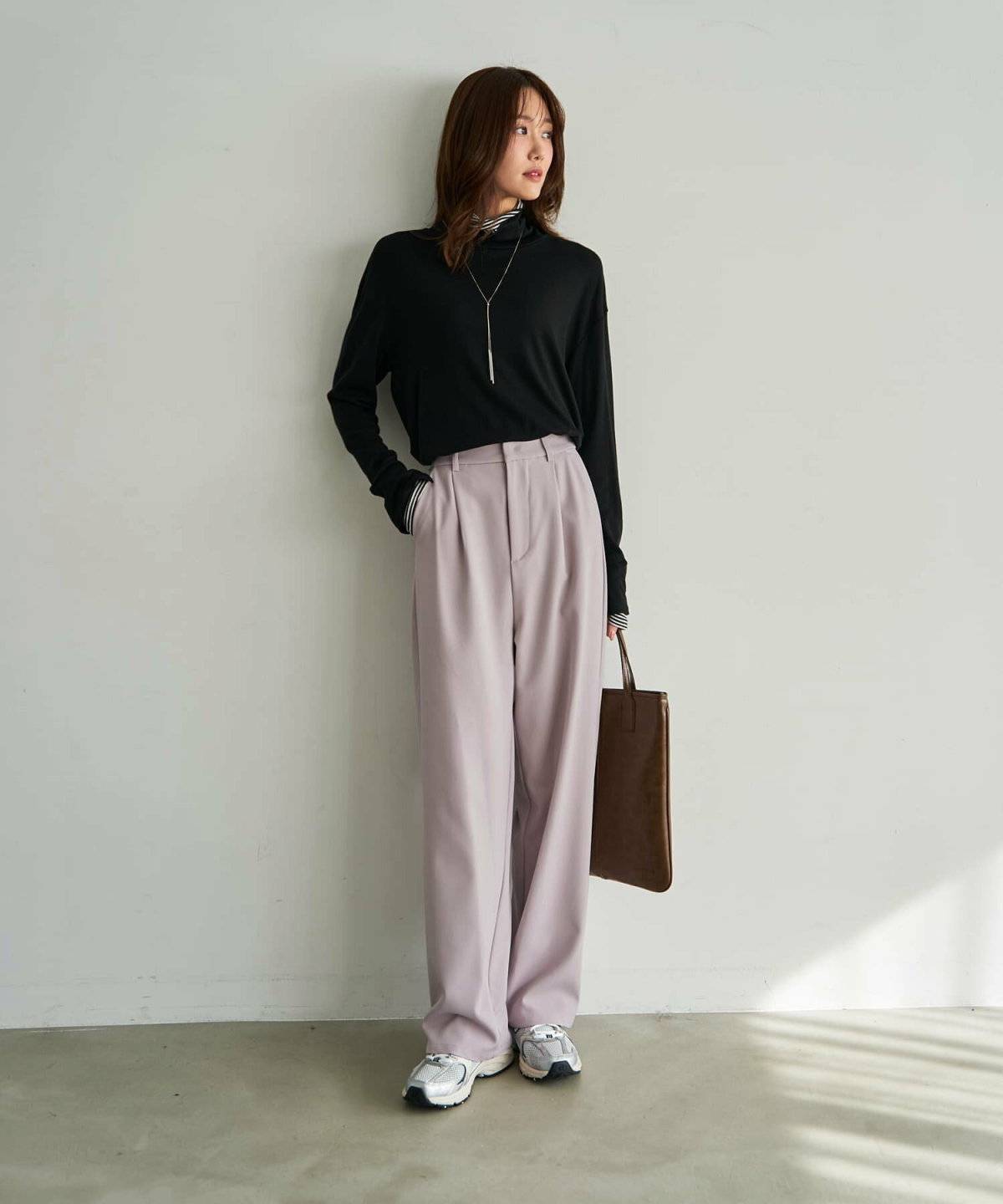 パンツコーデの女性