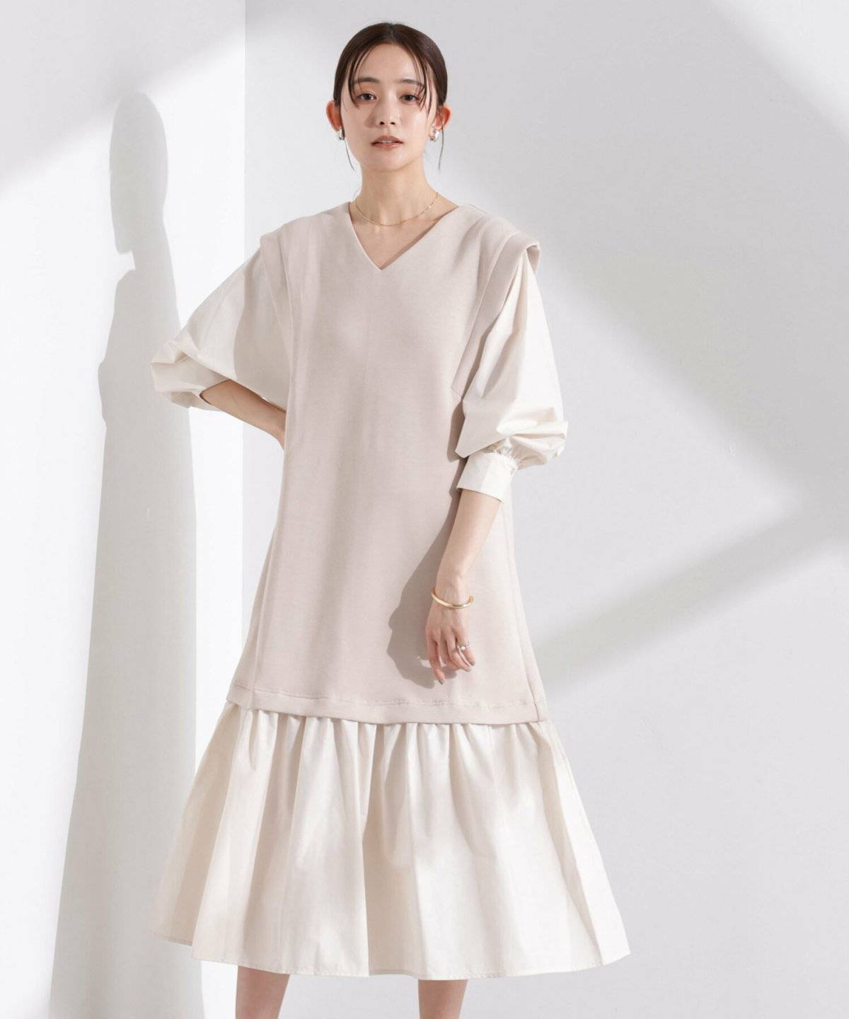 ラベンダーカラーのパンプスを履いた女性