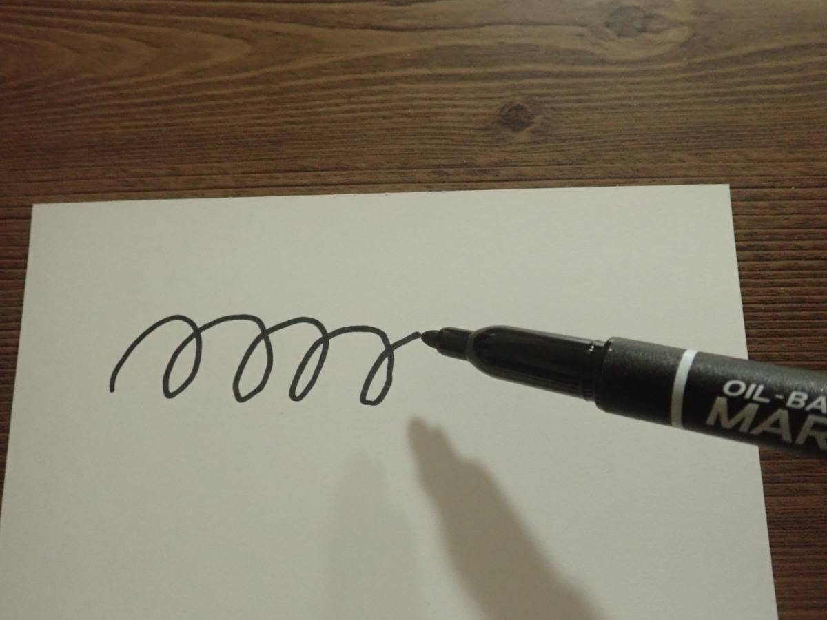 ダイソーの油性マーカー(黒、中字、3本)