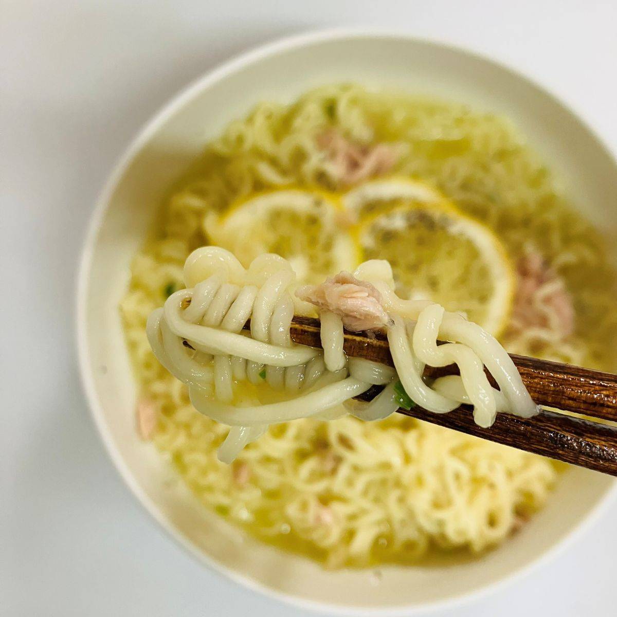 サッポロ一番公式の「すっぱ爽やか〜レモンレモンラーメン」のレシピ