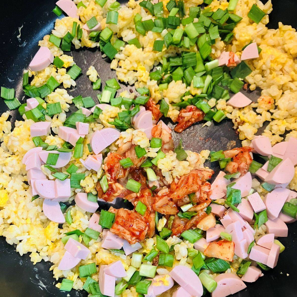 ニッスイ公式の「おさかなのソーセージのキムチチャーハン」のレシピ