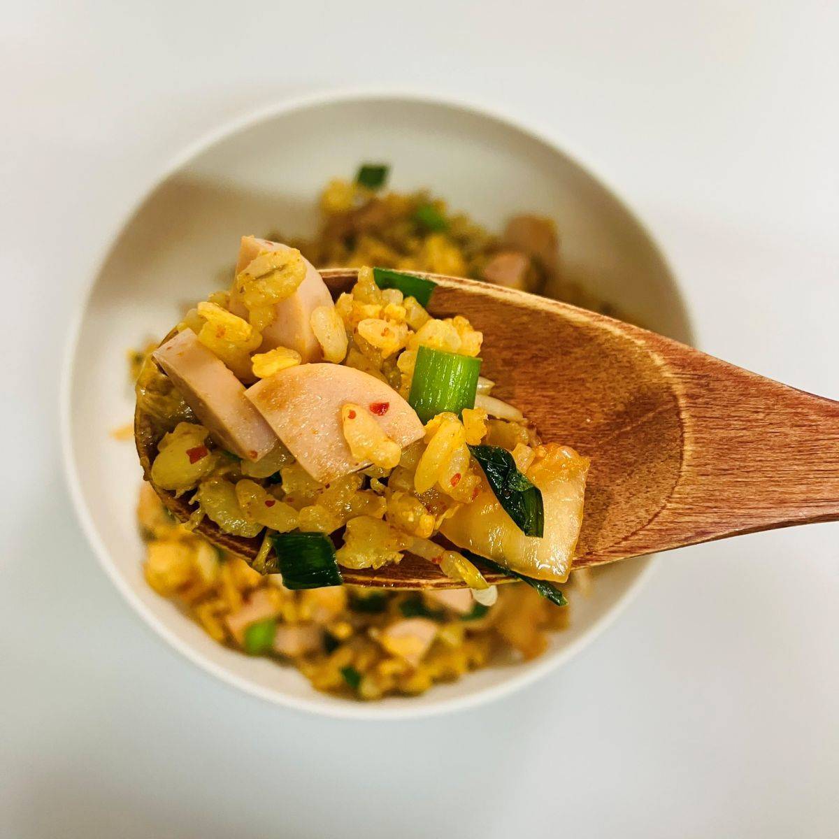 ニッスイ公式の「おさかなのソーセージのキムチチャーハン」のレシピ