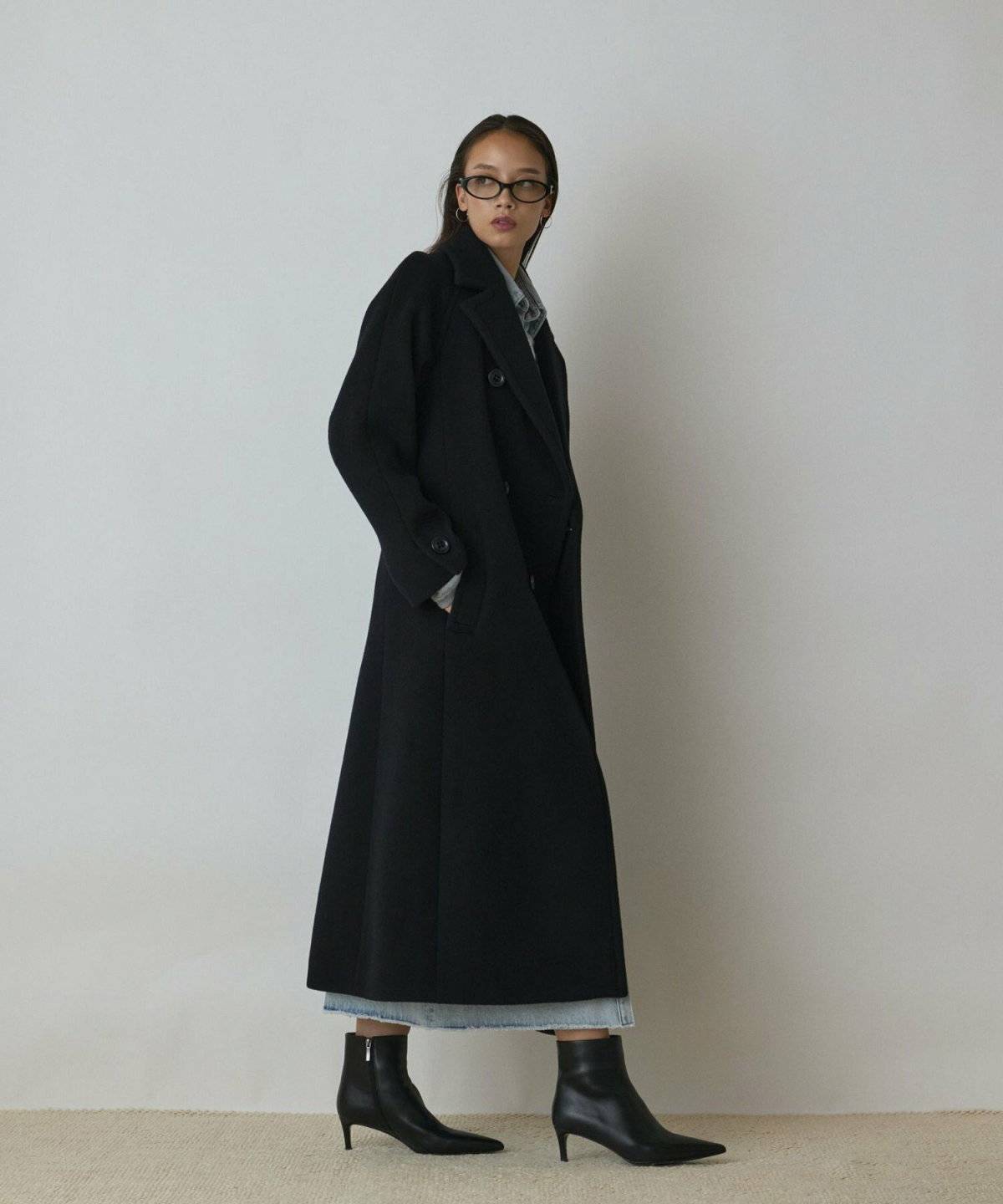 コートを着た女性