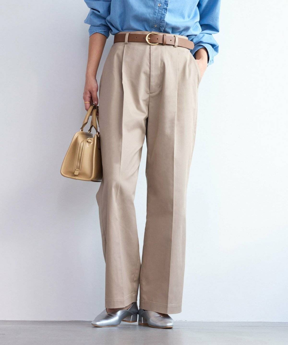 ベージュチノパンコーデ