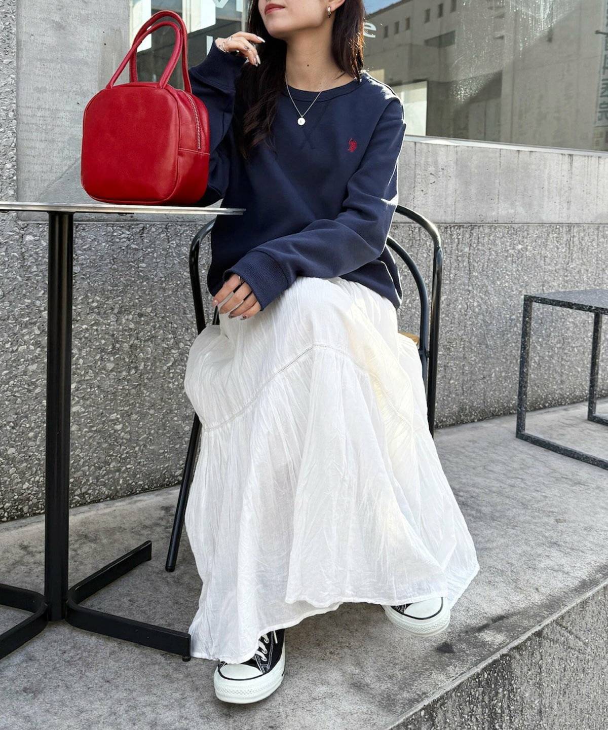 トレーナーを着た女性