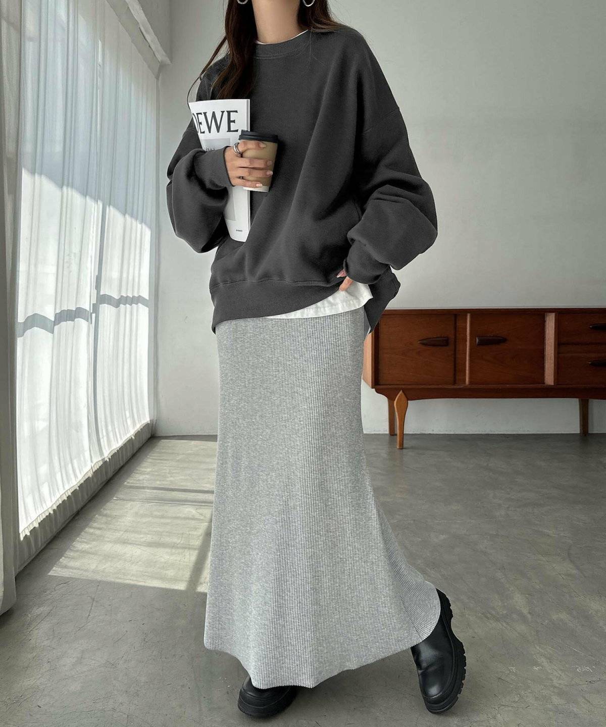 トレーナーを着た女性