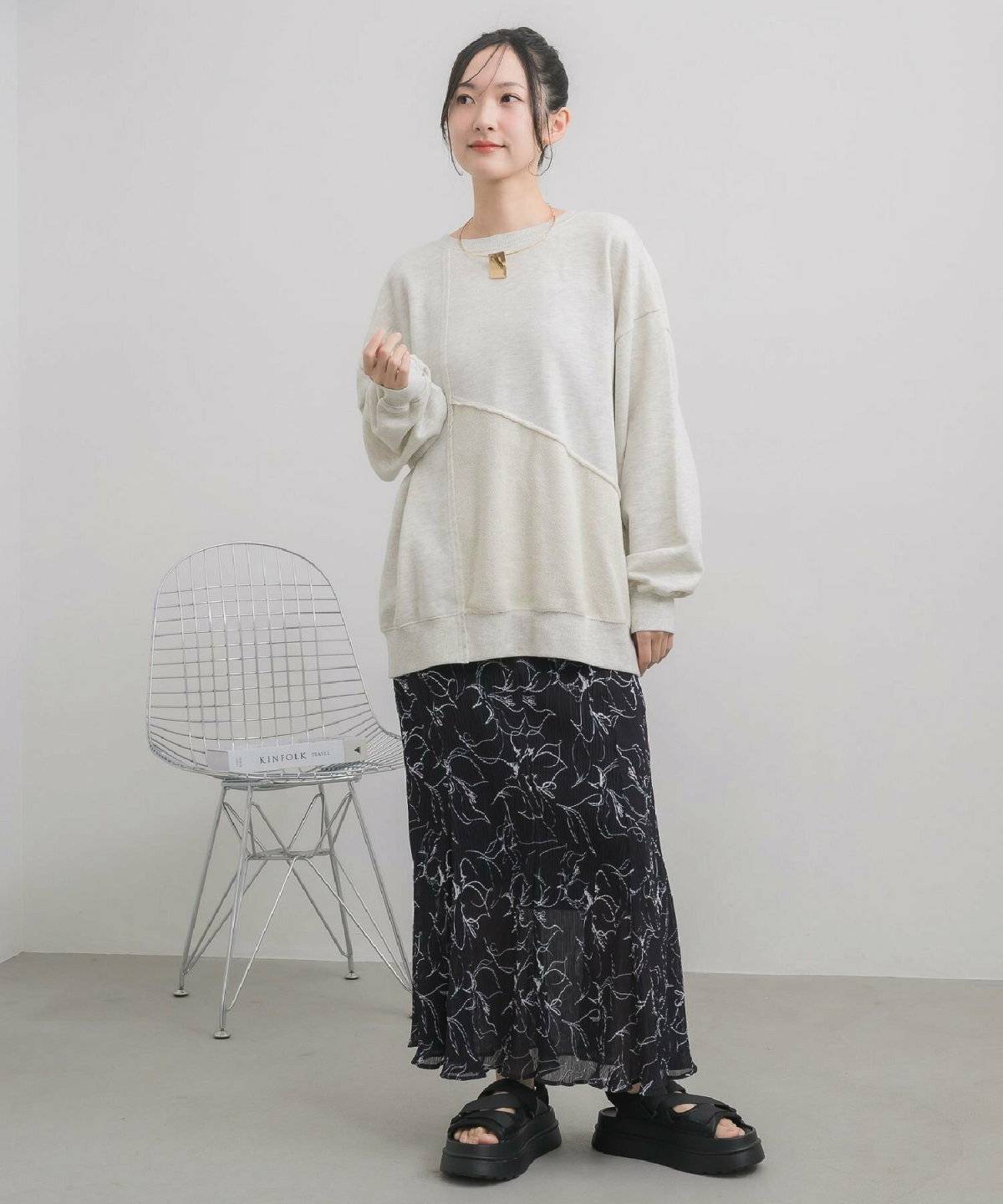 トレーナーを着た女性