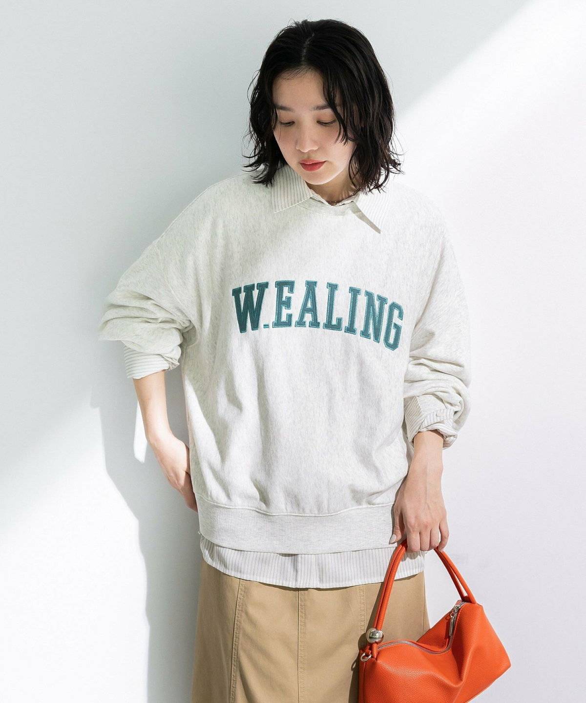 トレーナーを着た女性