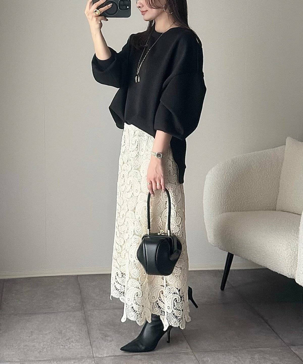 トレーナーを着た女性