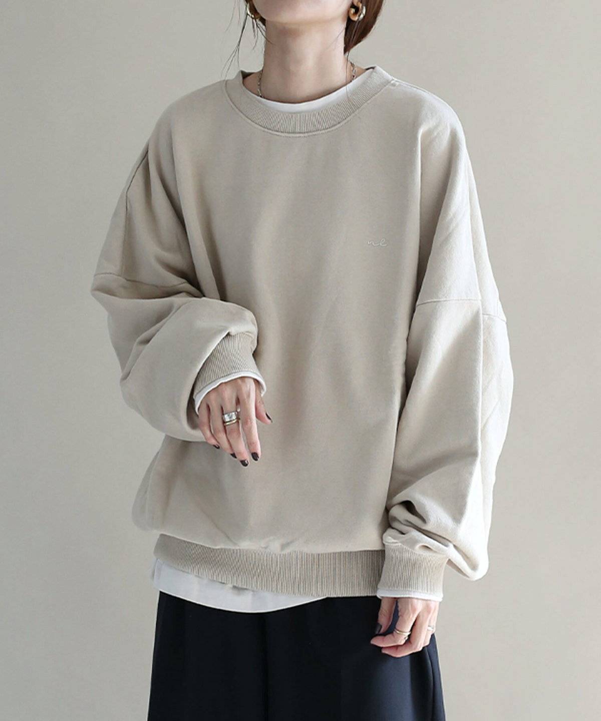 トレーナーを着た女性