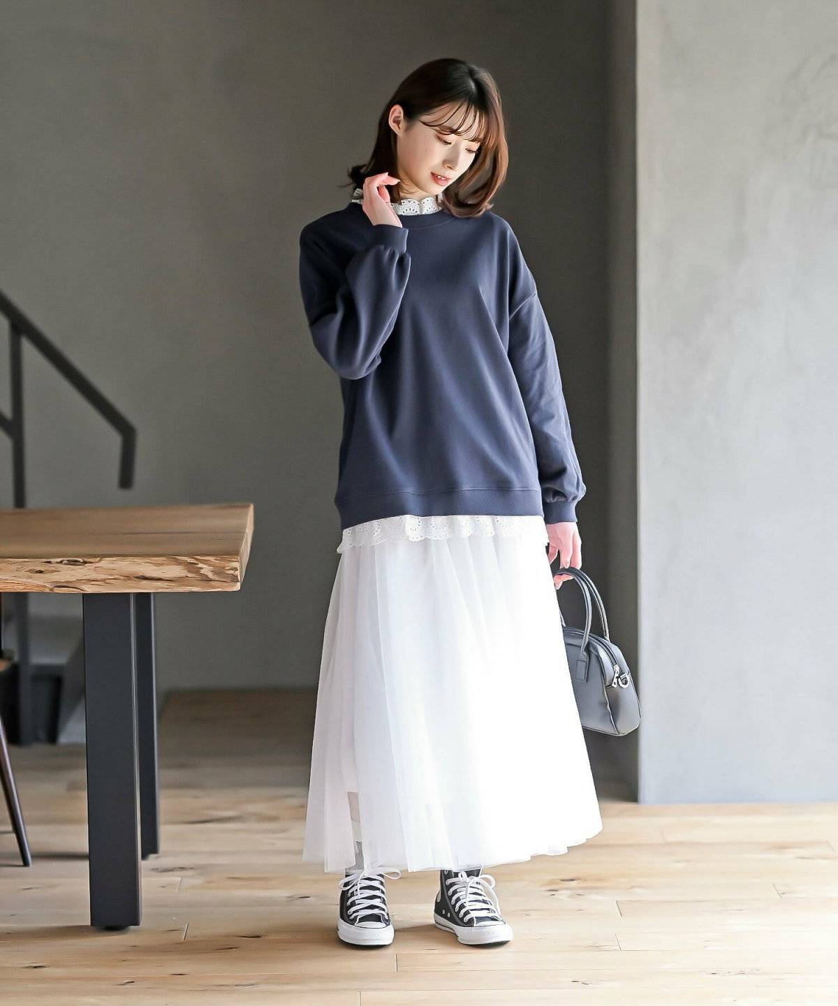 トレーナーを着た女性