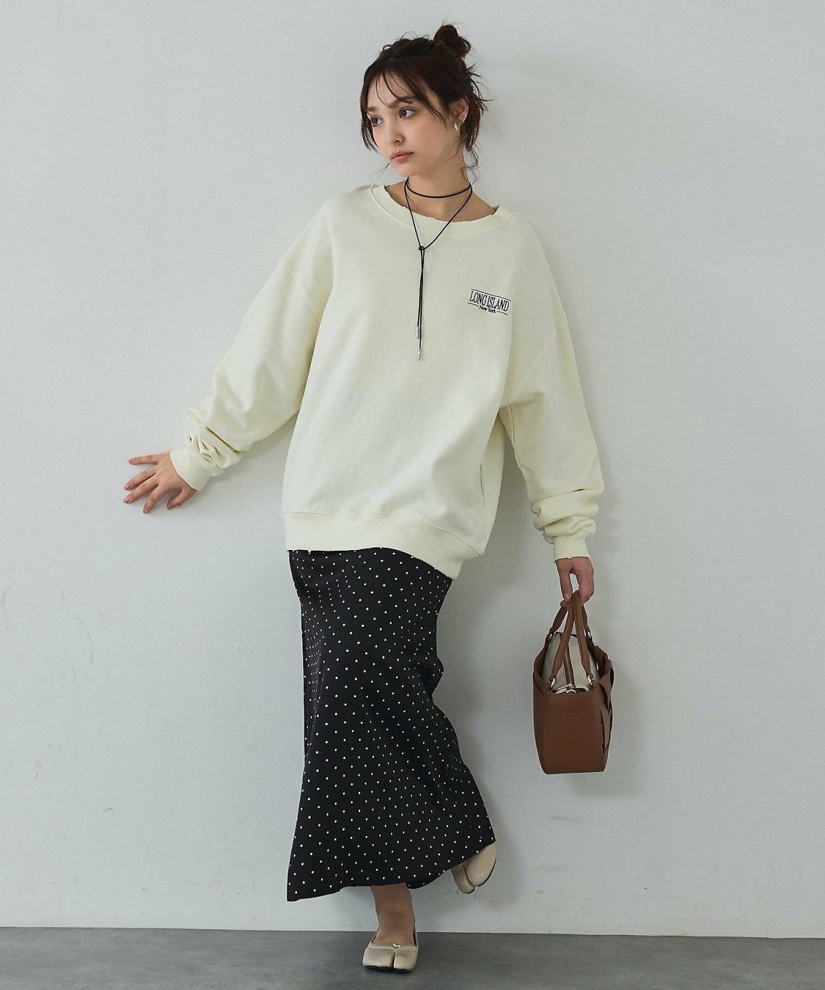 トレーナーを着た女性