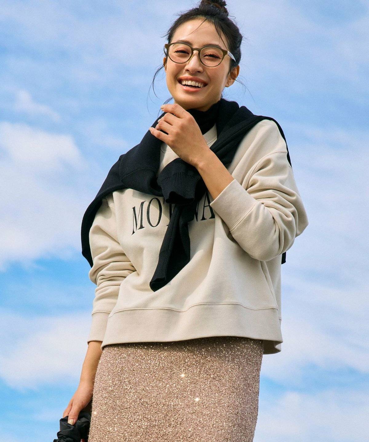 トレーナーを着た女性