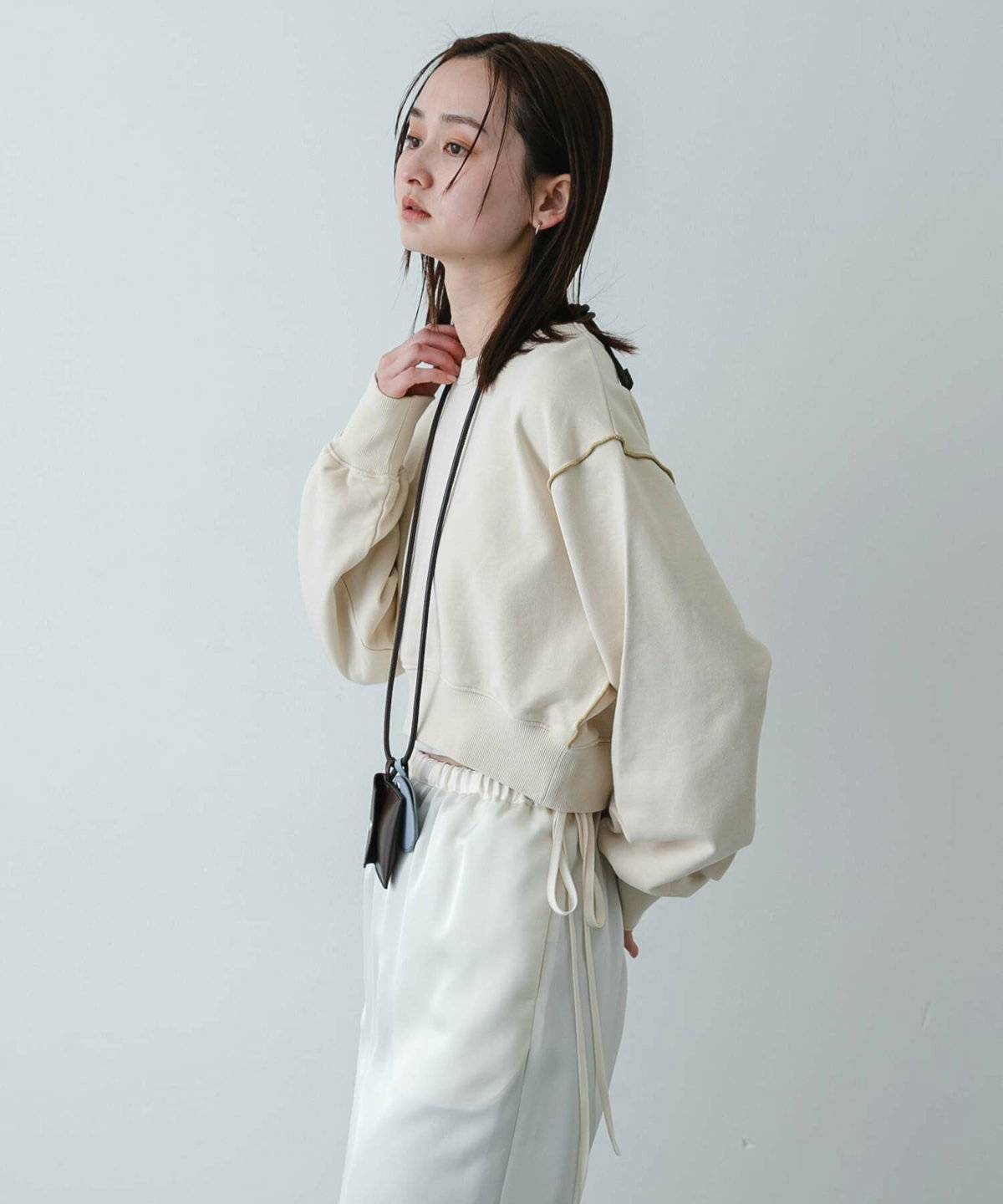 トレーナーを着た女性