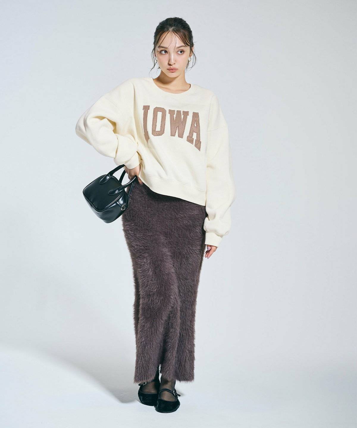 トレーナーを着た女性