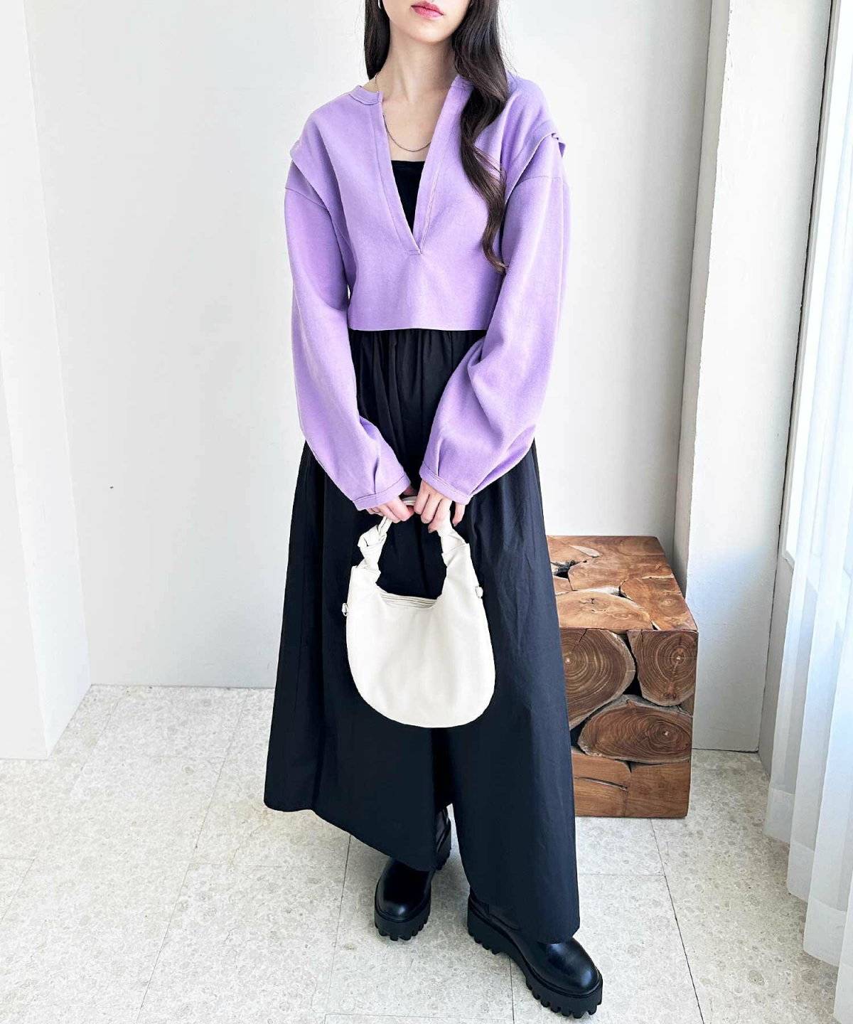 トレーナーを着た女性