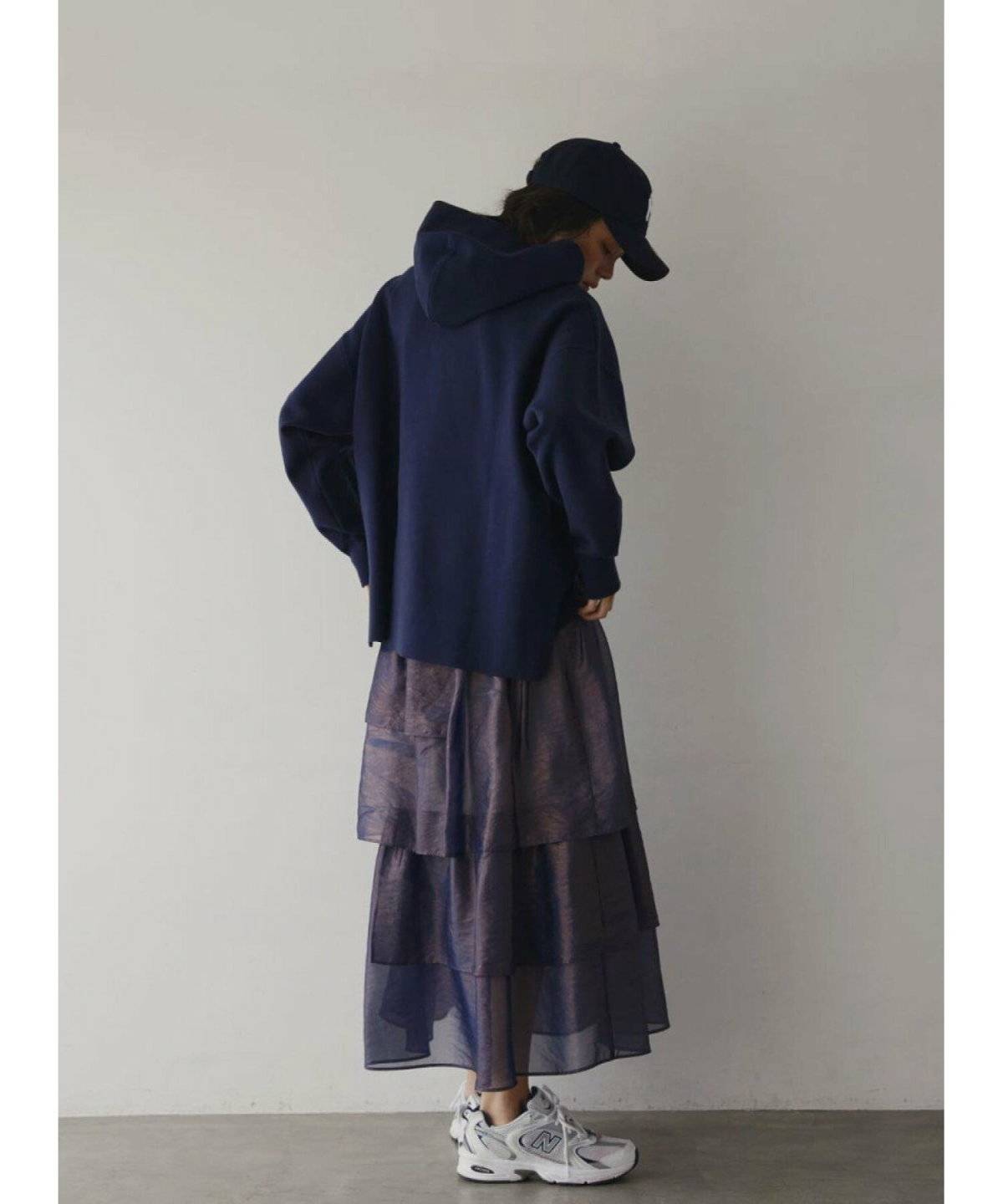 スカートを合わせた女性