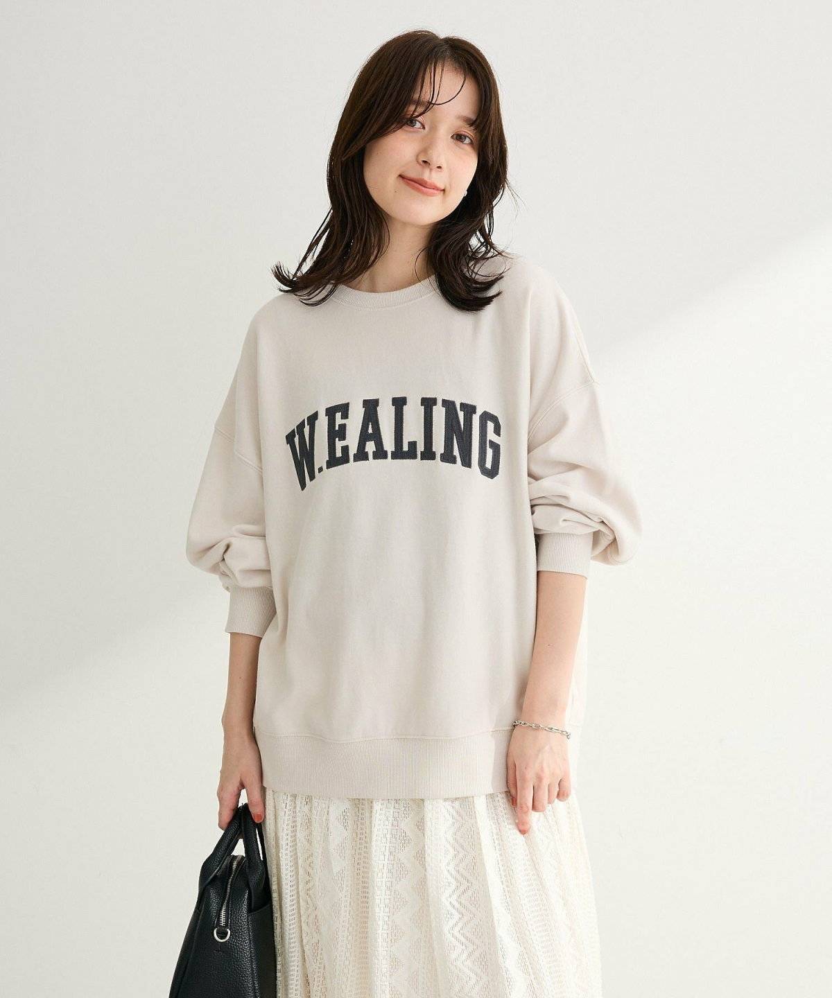 オールホワイトコーデの女性