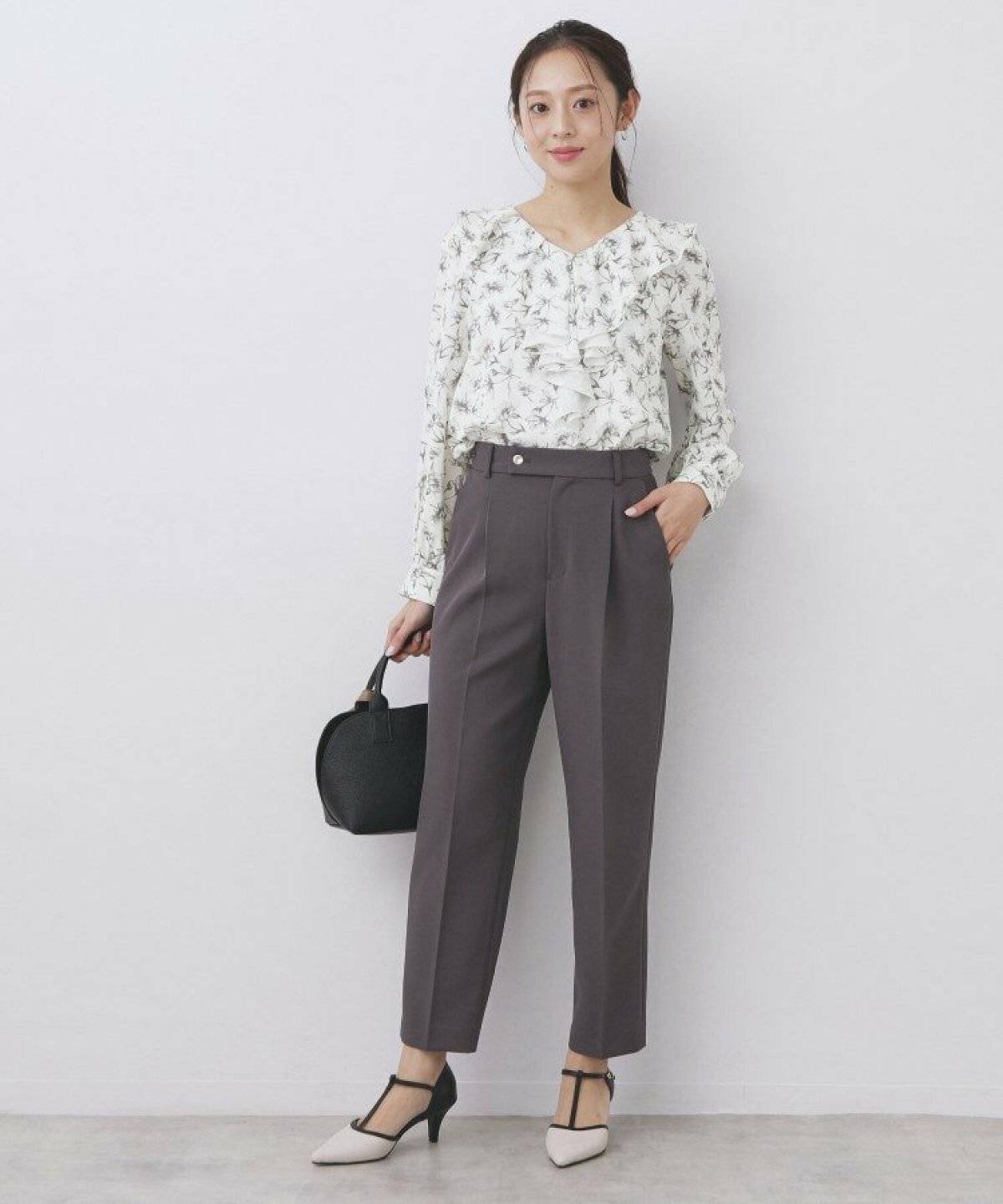 花柄ブラウスにワイドパンツを合わせた女性