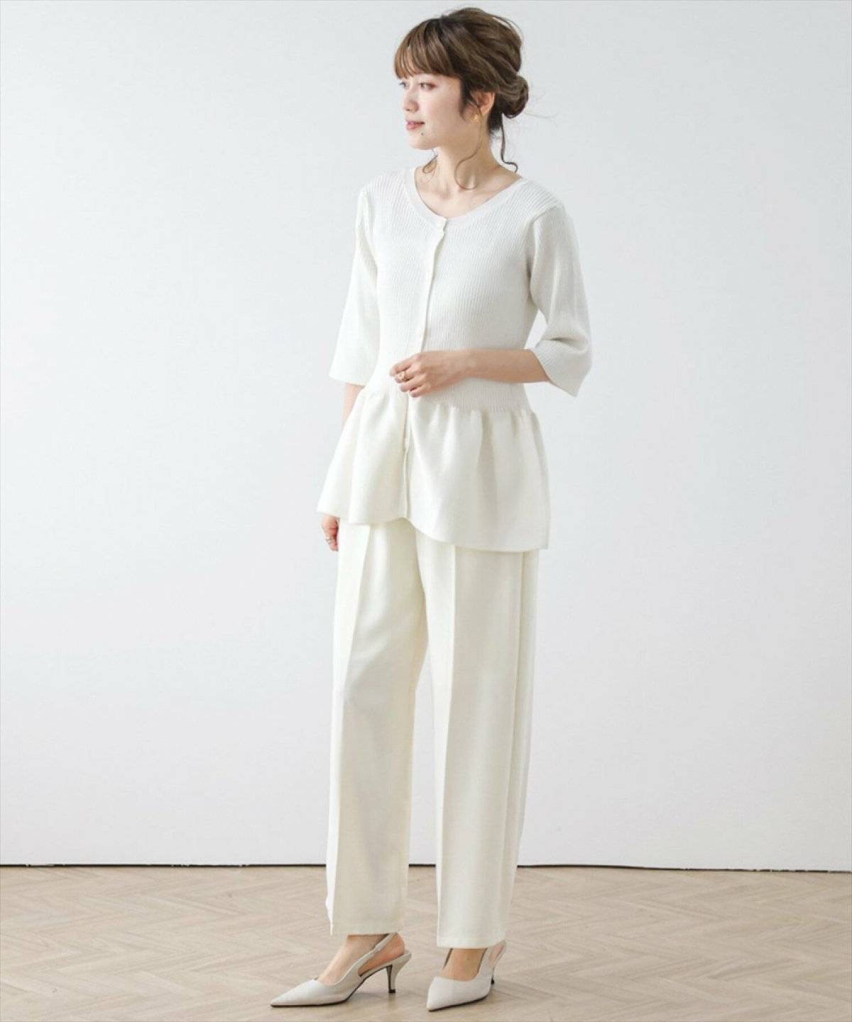 オールホワイトコーデの女性