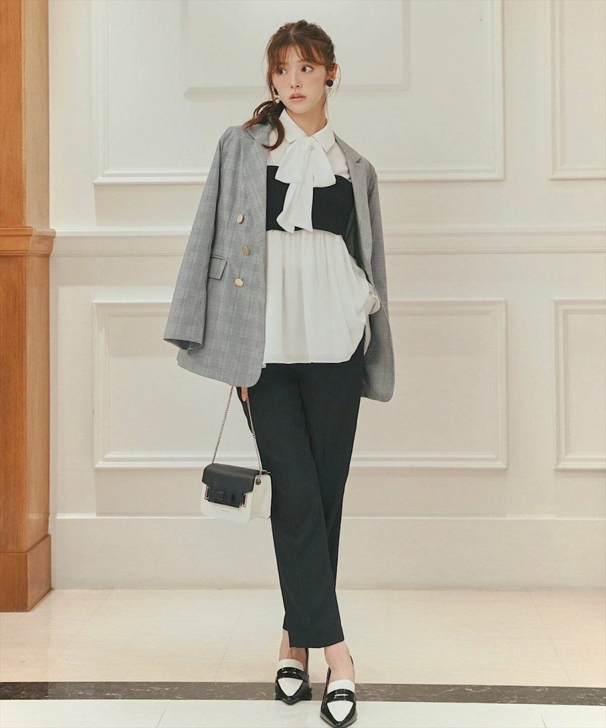 ボータイブラウスにデニムを合わせた女性