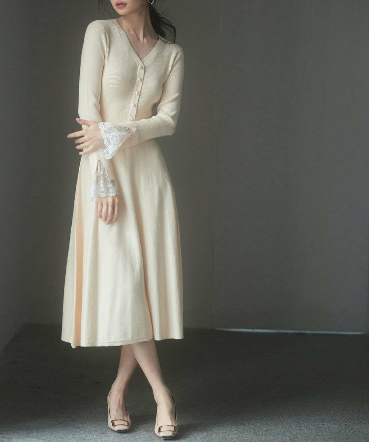 白のニットワンピースを着た女性