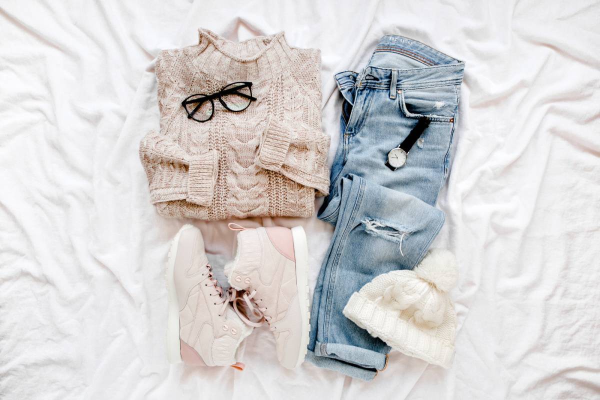 顔タイプフェミニンンに似合うファッションアイテム