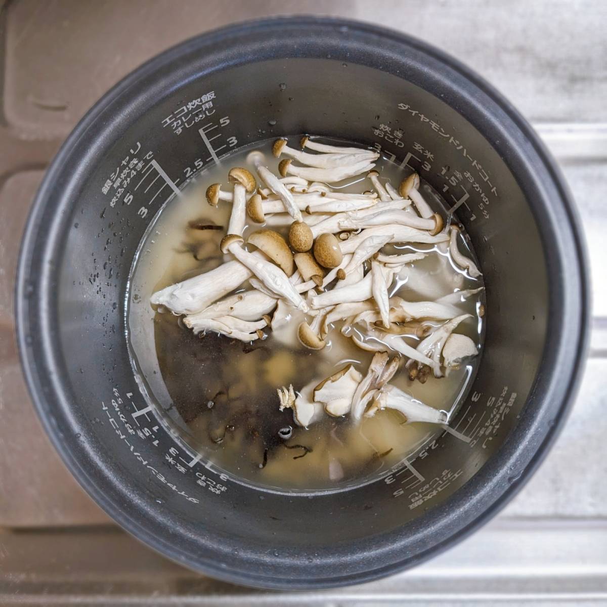 くらこん公式の「減塩塩こんぶできのこの炊き込みご飯」のレシピ