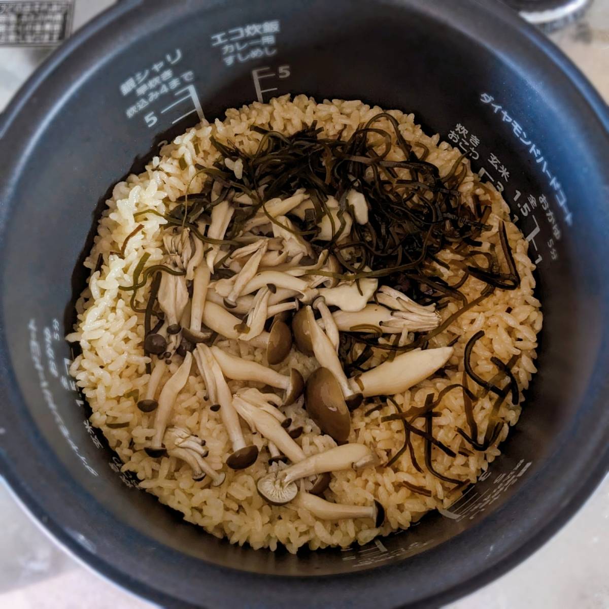 くらこん公式の「減塩塩こんぶできのこの炊き込みご飯」のレシピ