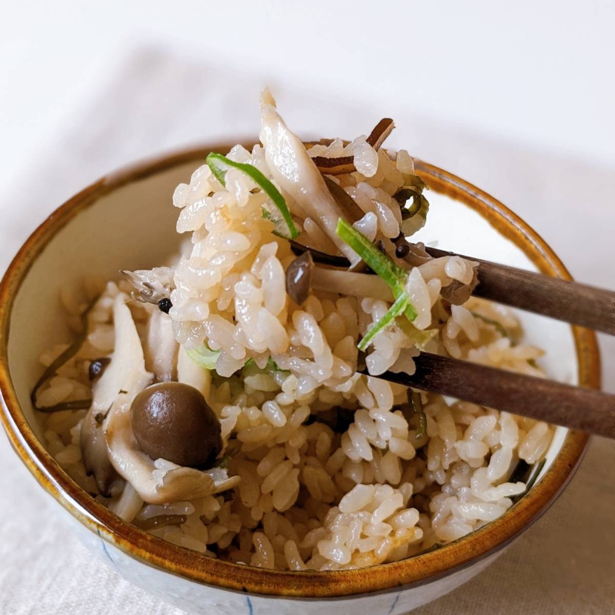 くらこん公式の「減塩塩こんぶできのこの炊き込みご飯」のレシピ