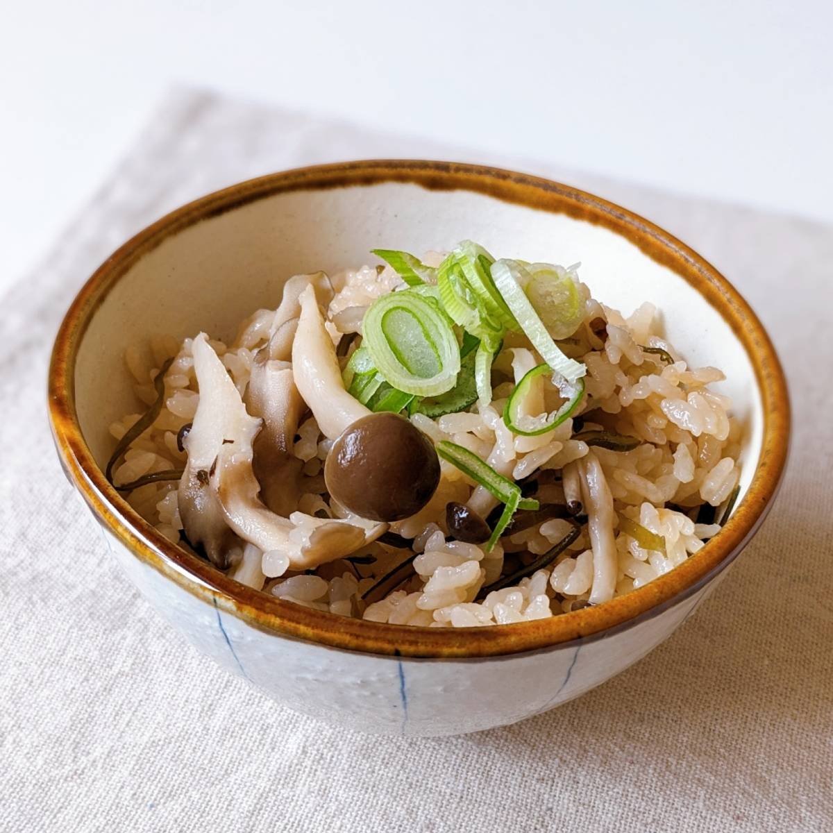 くらこん公式の「減塩塩こんぶできのこの炊き込みご飯」のレシピ