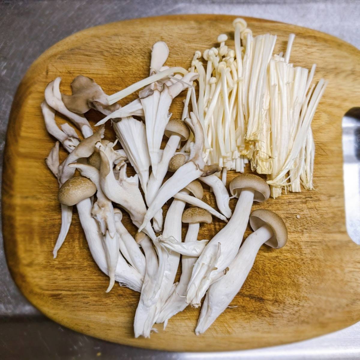 タカノフーズ公式の「たっぷりキノコの納豆炒め」のレシピ