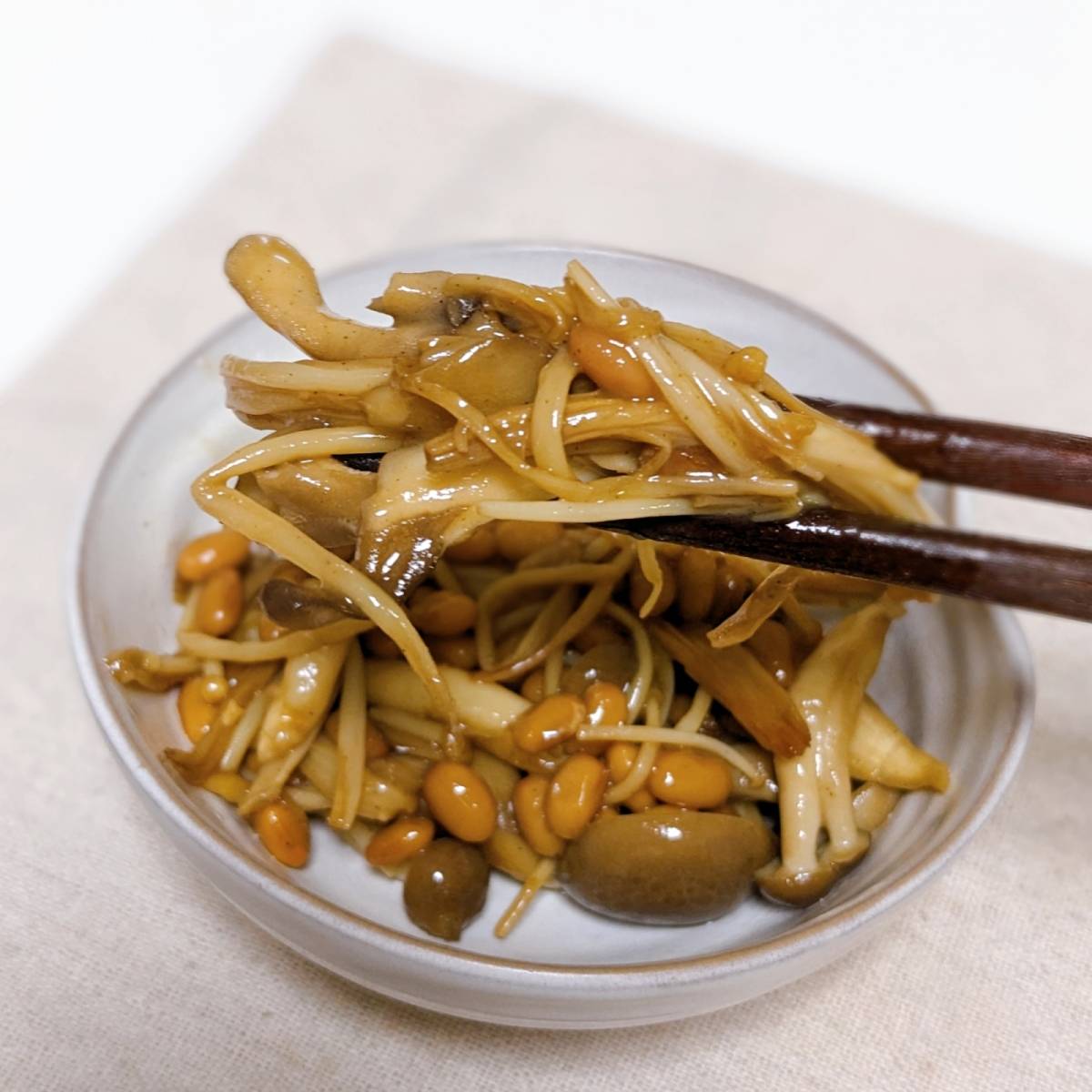 タカノフーズ公式の「たっぷりキノコの納豆炒め」のレシピ