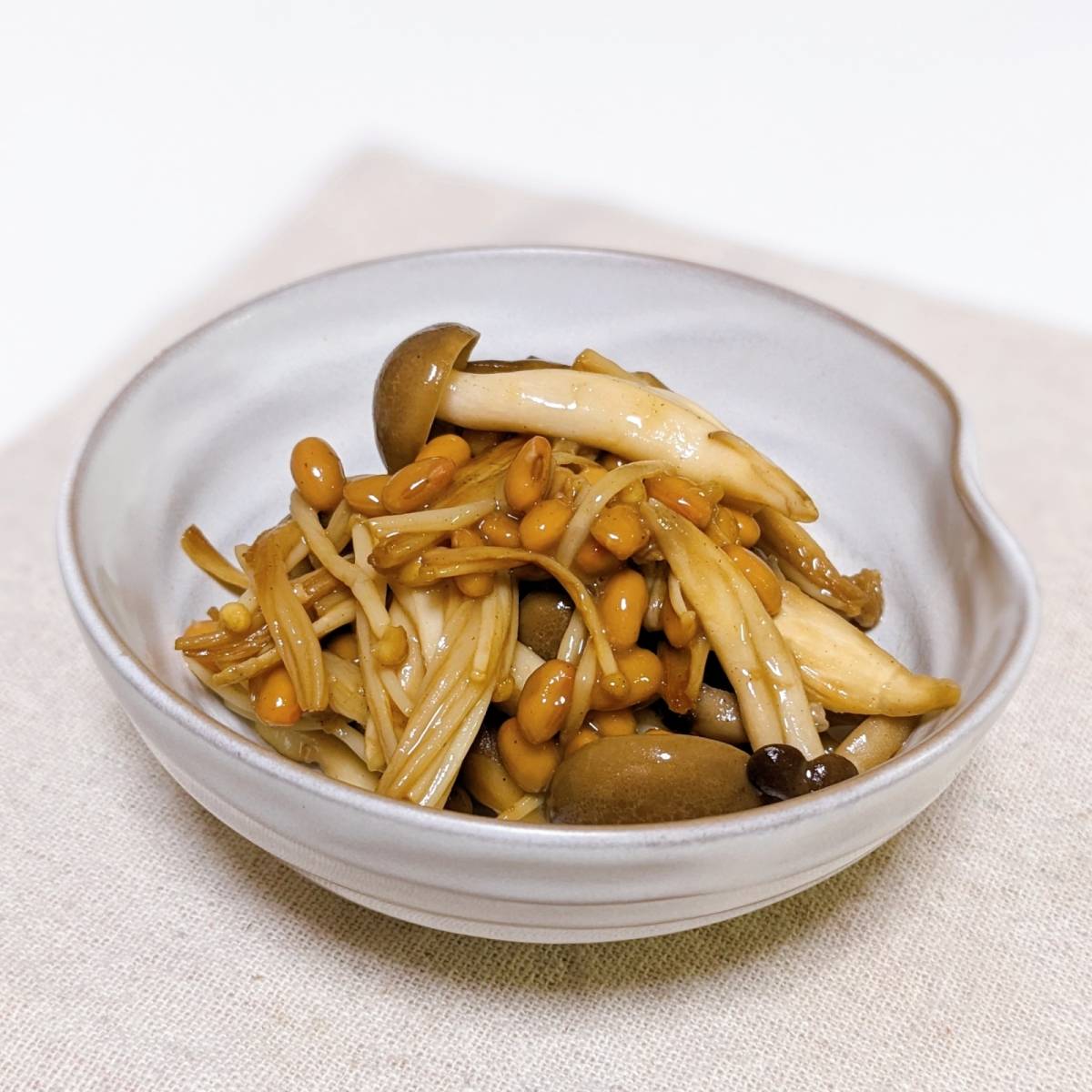 タカノフーズ公式の「たっぷりキノコの納豆炒め」のレシピ