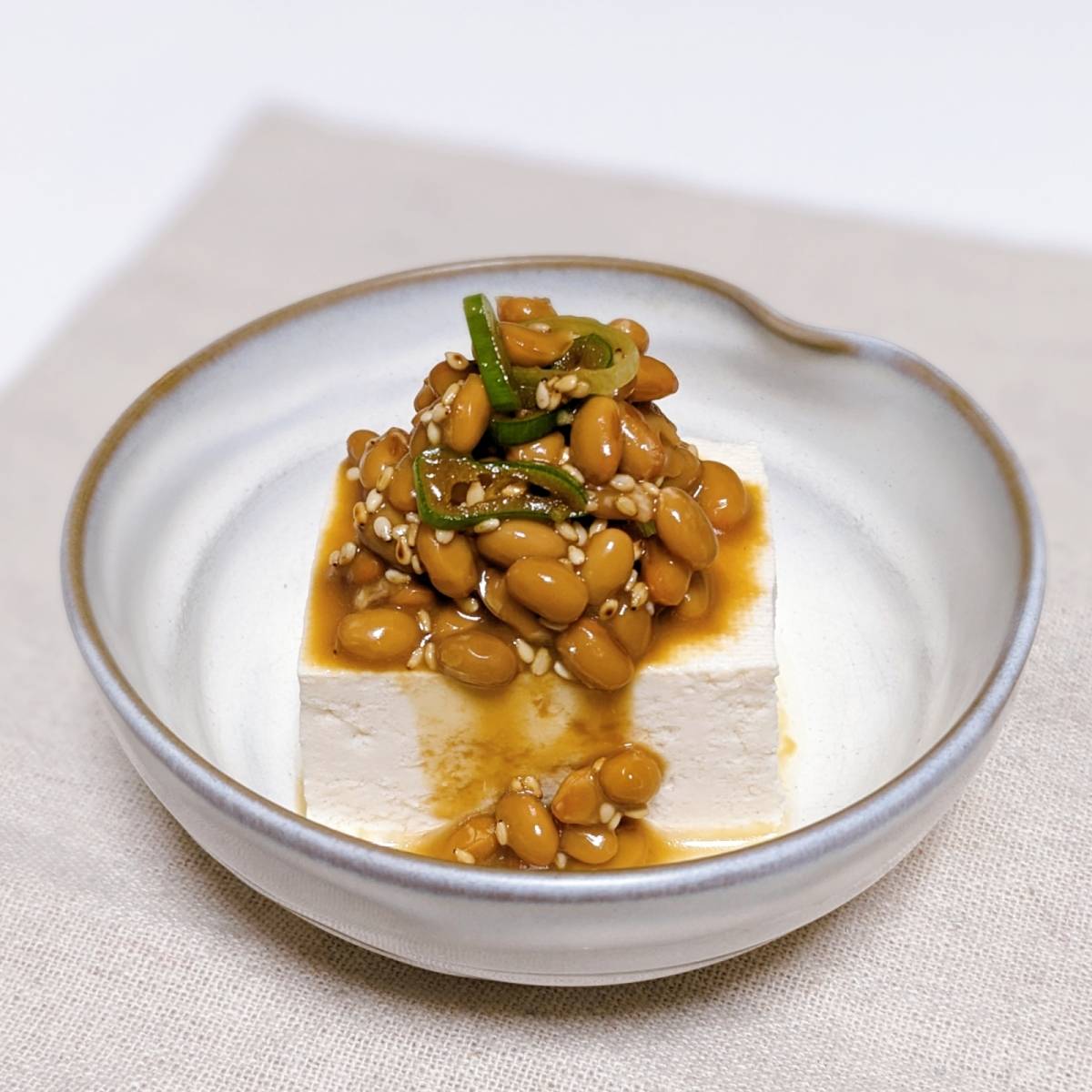 タカノフーズ公式の「煎りごまなっとうふ」のレシピ