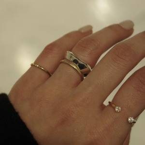 一点投入で特別感をプラス。シンプル服に映える「MAISON D’PULSE」リング