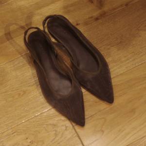 足元に透明感を。春夏コーデが一気に軽やかになる「シアーパンプス」