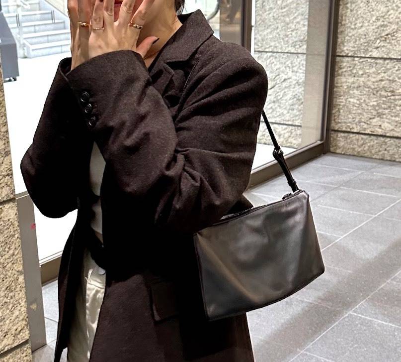 ブラックレザーのスクエアショルダーバッグ