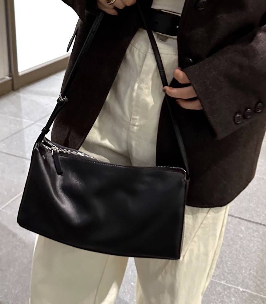 ブラックレザーのスクエアショルダーバッグ
